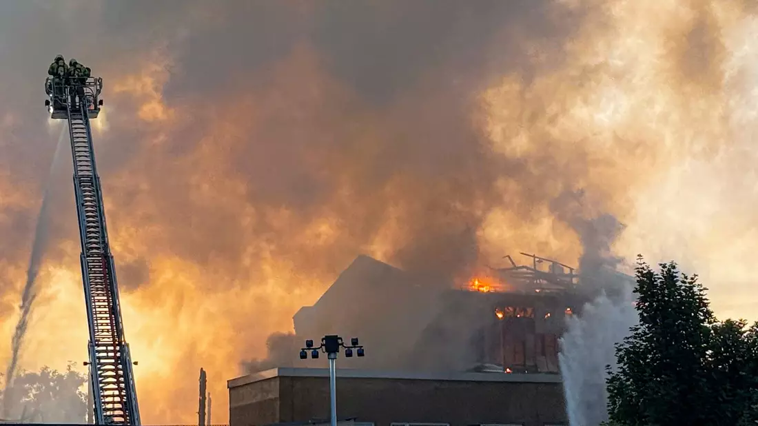 Die Flammen konnten über Stunden nur von außen bekämpft werden. - Bild: Christoph Petersen/dpa