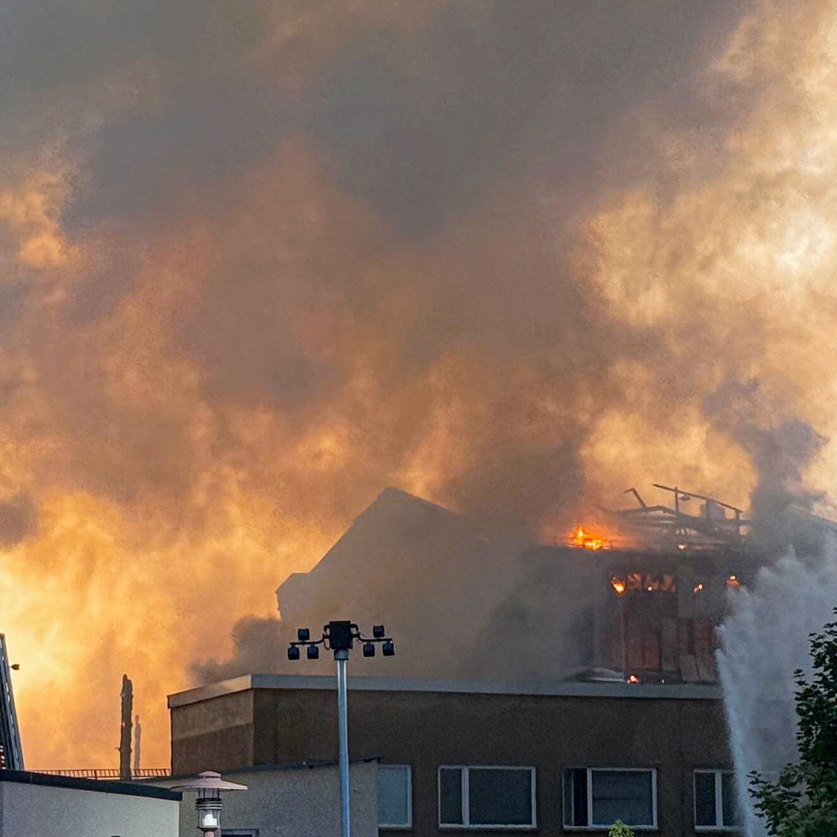 Die Flammen konnten über Stunden nur von außen bekämpft werden. - Foto: Christoph Petersen/dpa