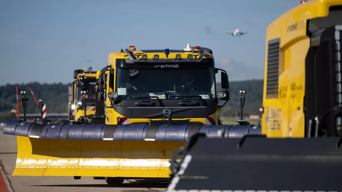 Einige Flughäfen in Deutschland wollen selbstfahrende Schneeräumfahrzeuge einsetzen. (Archivbild) - Bild: Marijan Murat/dpa