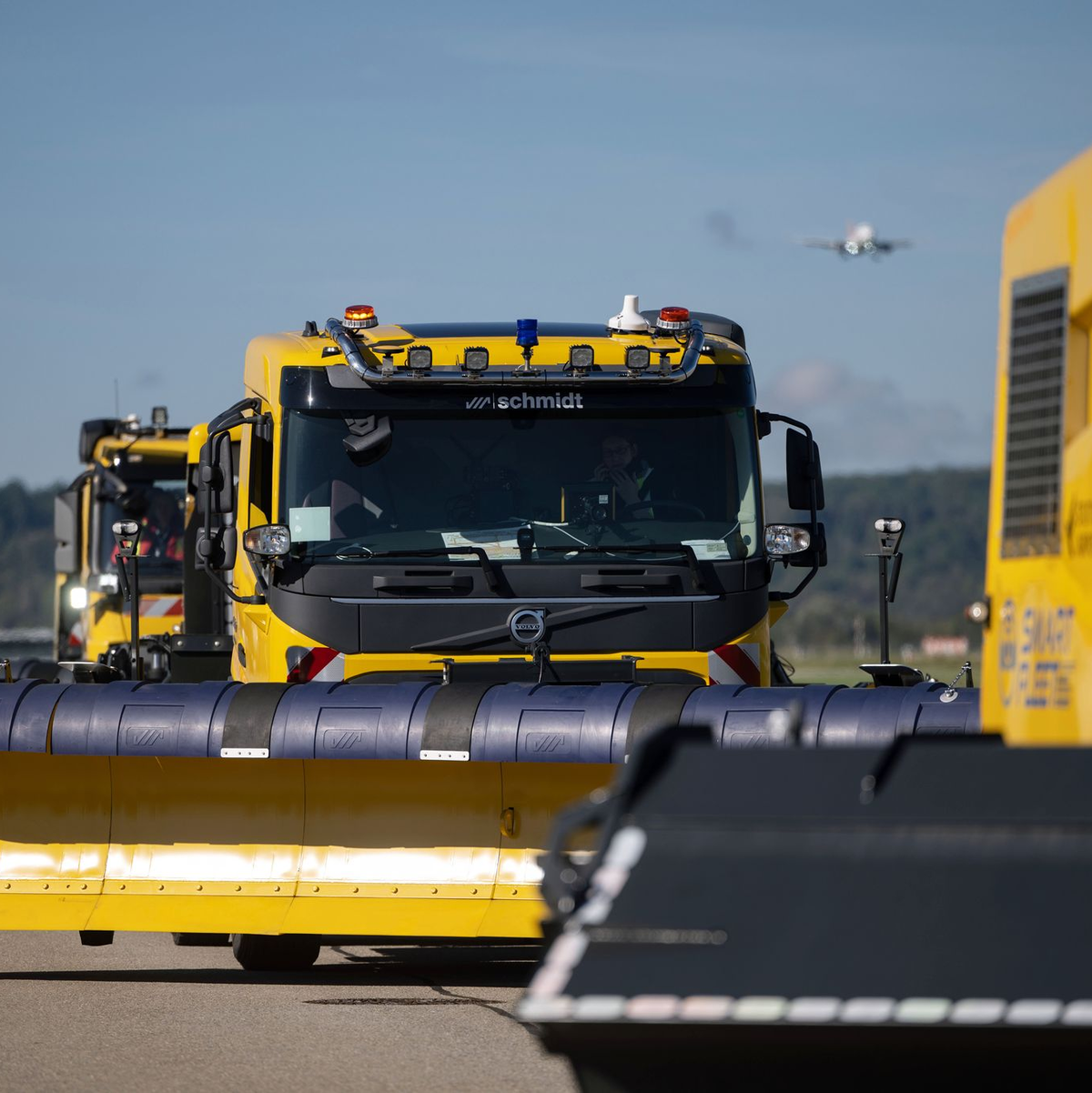 Einige Flughäfen in Deutschland wollen selbstfahrende Schneeräumfahrzeuge einsetzen. (Archivbild) - Foto: Marijan Murat/dpa