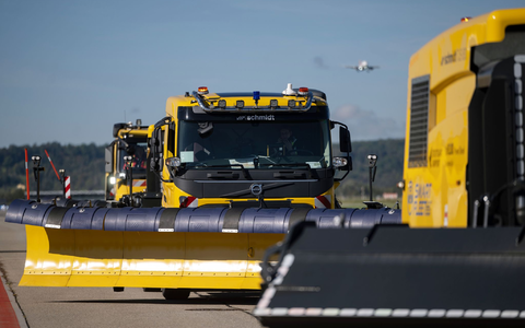 Einige Flughäfen in Deutschland wollen selbstfahrende Schneeräumfahrzeuge einsetzen. (Archivbild) - Foto: Marijan Murat/dpa
