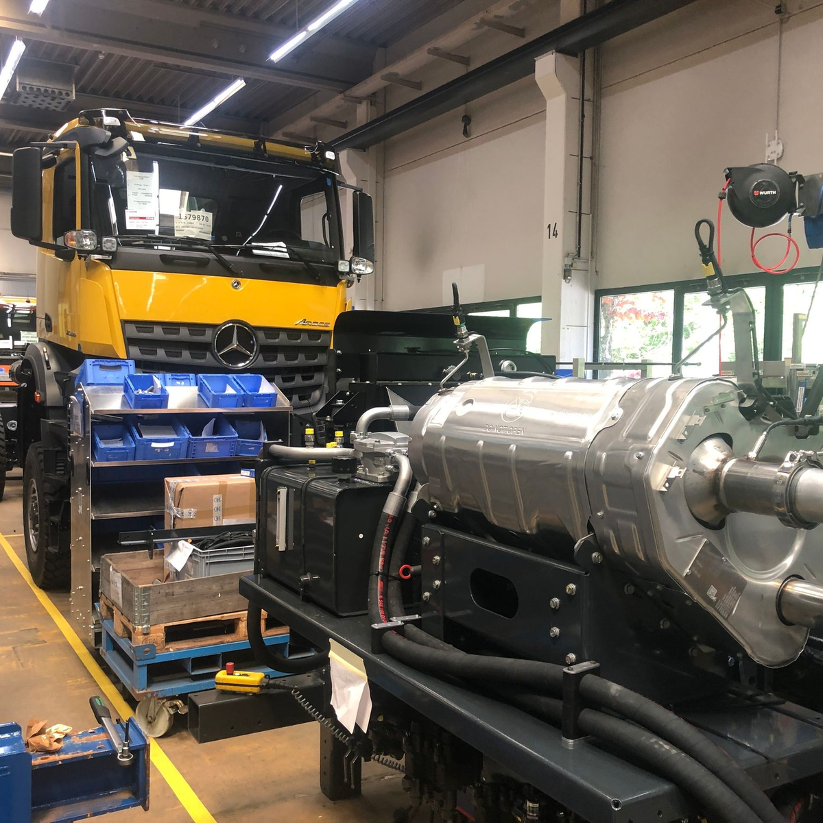 Selbstfahrende Schneeräummaschinen wurden bereits an Flughäfen getestet.  - Foto: Christian Böhmer/dpa