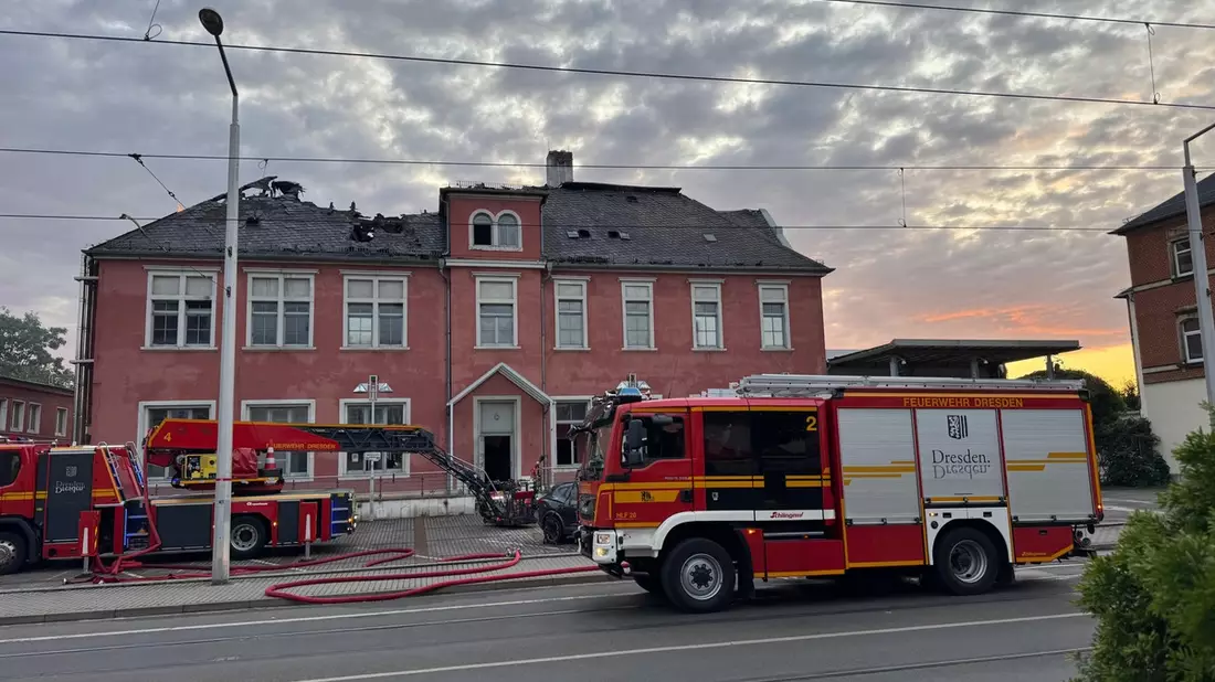 FW Dresden: Brand gelöscht - Nachlöscharbeiten in der Staatsoperette im Gange - Bild: presseportal.de