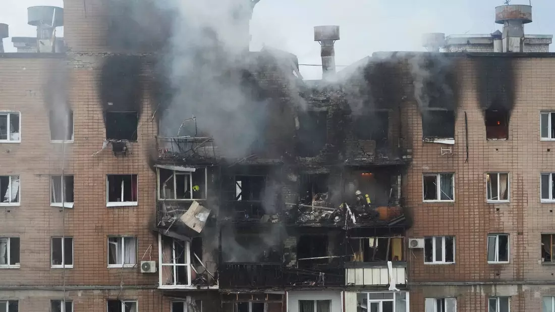 Die ostukrainische Stadt Charkiw war bereits am frühen Morgen Ziel schwerer russischer Angriffe. - Bild: Andrii Marienko/AP/dpa
