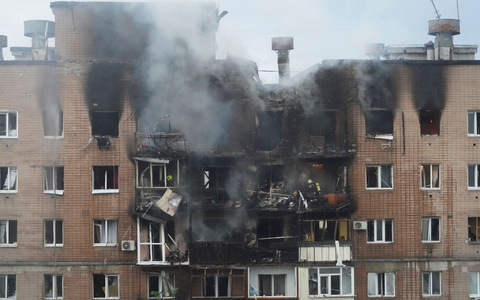 Die ostukrainische Stadt Charkiw war bereits am frühen Morgen Ziel schwerer russischer Angriffe. - Foto: Andrii Marienko/AP/dpa