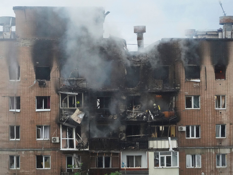 Die ostukrainische Stadt Charkiw war bereits am frühen Morgen Ziel schwerer russischer Angriffe. - Foto: Andrii Marienko/AP/dpa