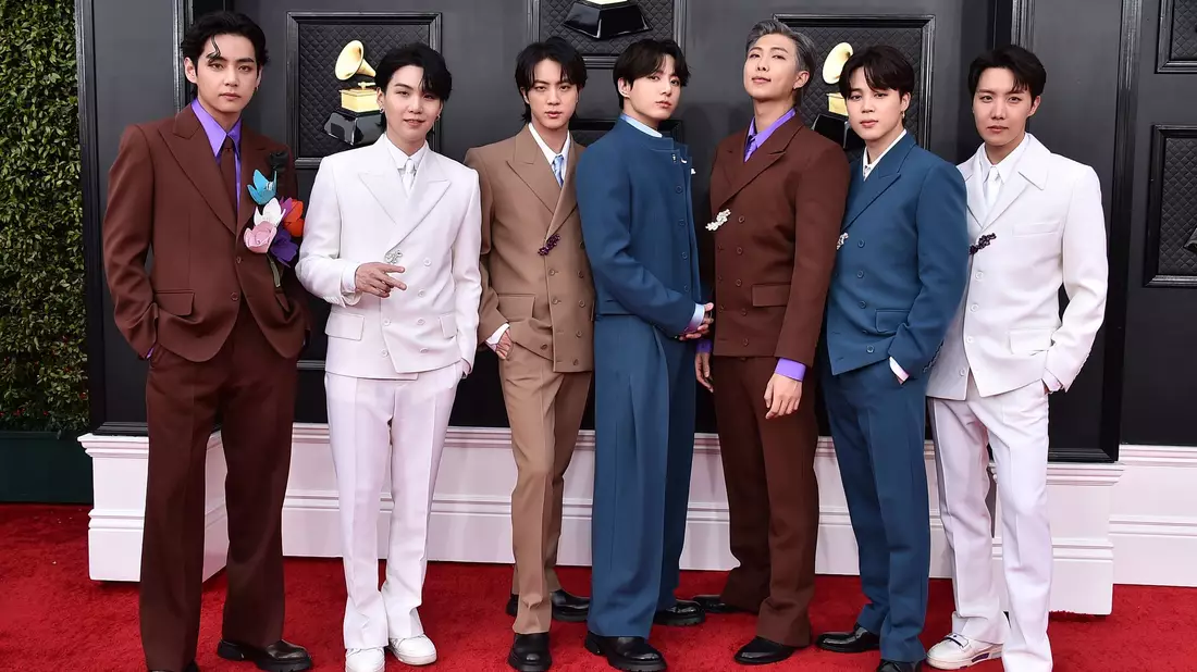 Ein Foto vor ihrem Comeback: BTS bei den Grammy Awards 2022. (Archivbild) - Bild: Jordan Strauss/Invision/AP/dpa