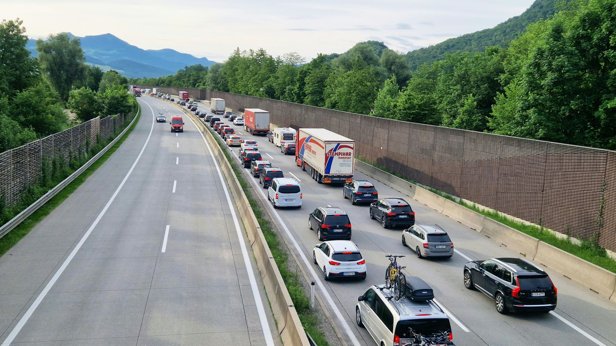 Die Blechlawine wälzt sich Richtung Süden. - Foto: Bernhard Niederhauser/APA/dpa
