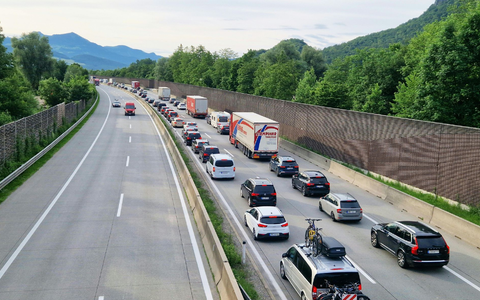 Die Blechlawine wälzt sich Richtung Süden. - Foto: Bernhard Niederhauser/APA/dpa