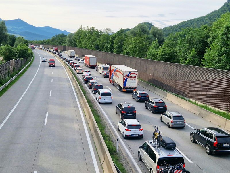 Die Blechlawine wälzt sich Richtung Süden. - Foto: Bernhard Niederhauser/APA/dpa