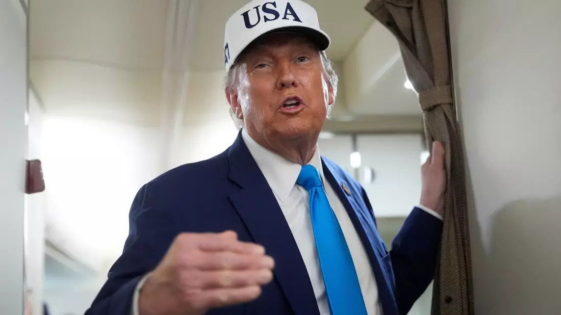 Trump hatte auf einem Flug über die Lieferung seltener Erden aus China gesprochen.  - Bild: Manuel Balce Ceneta/AP/dpa