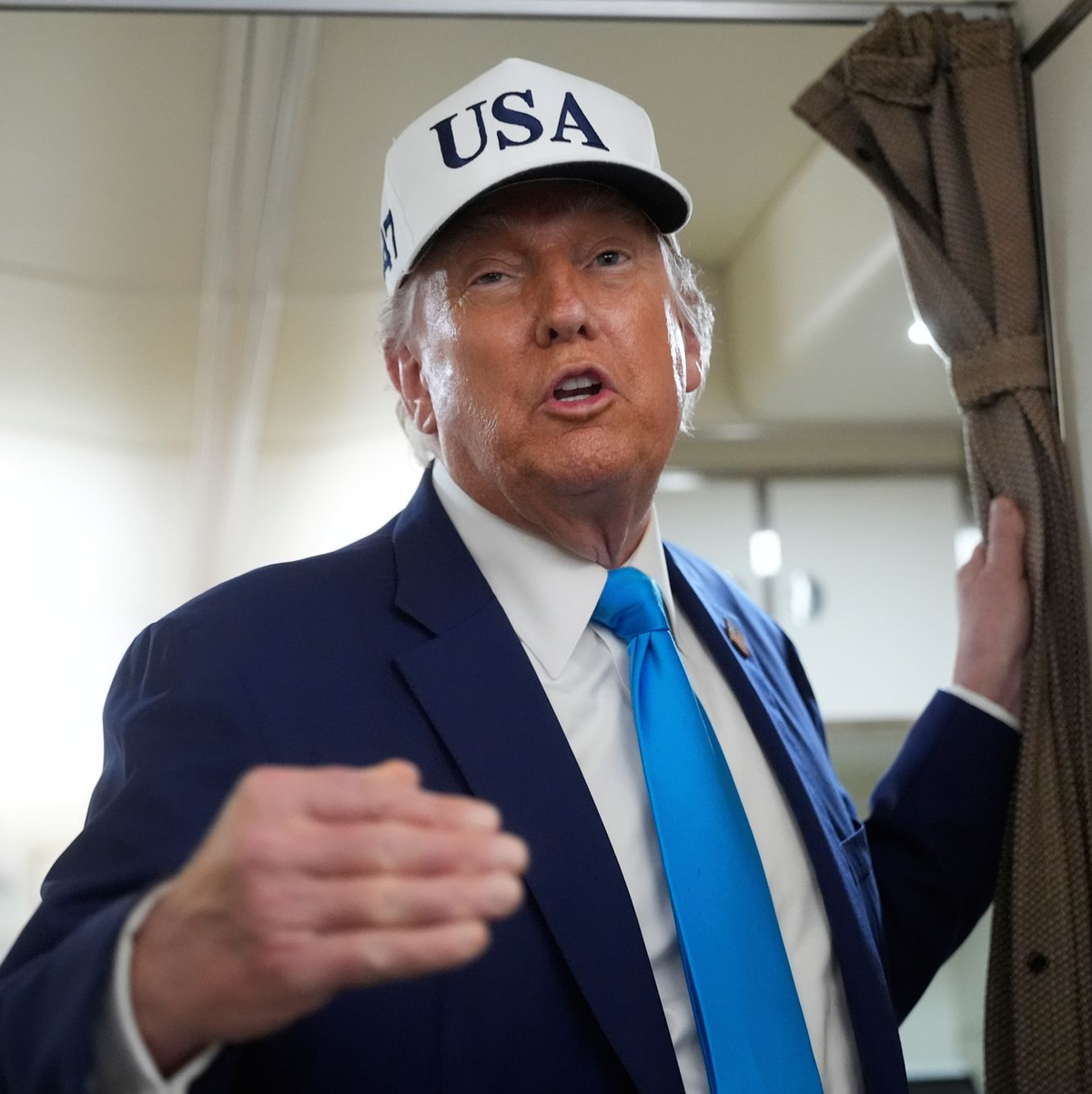 Trump hatte auf einem Flug über die Lieferung seltener Erden aus China gesprochen.  - Foto: Manuel Balce Ceneta/AP/dpa