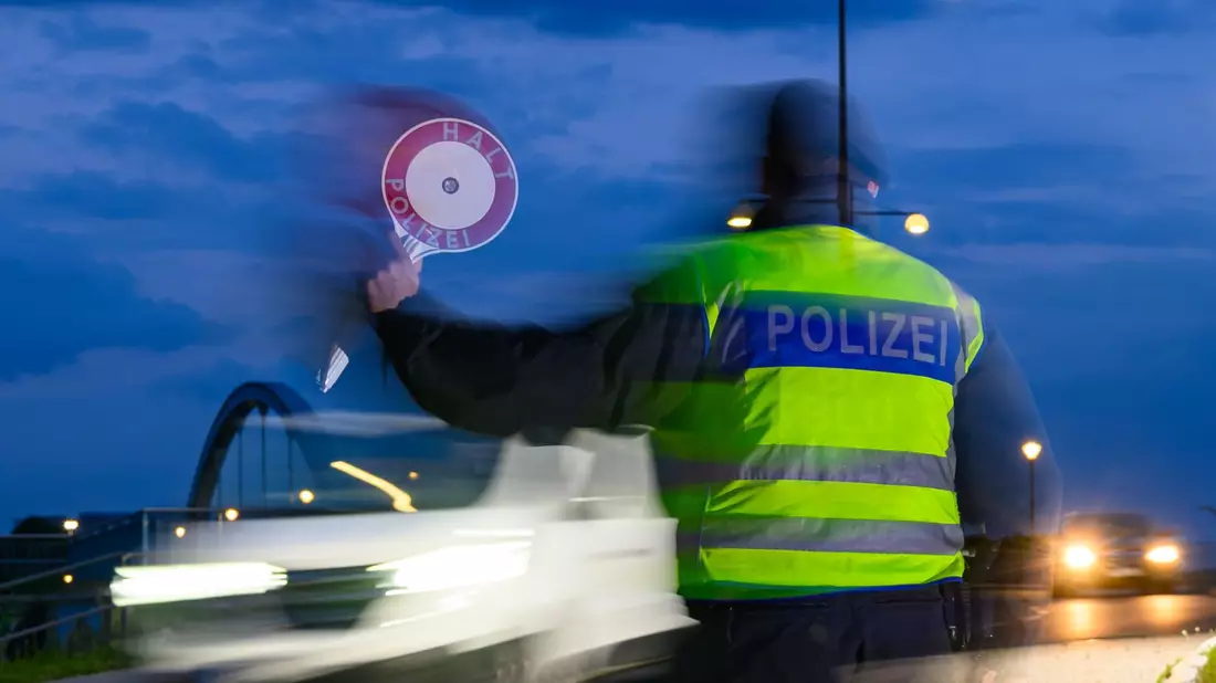Jetzt wird auf beiden Seiten der Grenze kontrolliert. - Bild: Patrick Pleul/dpa