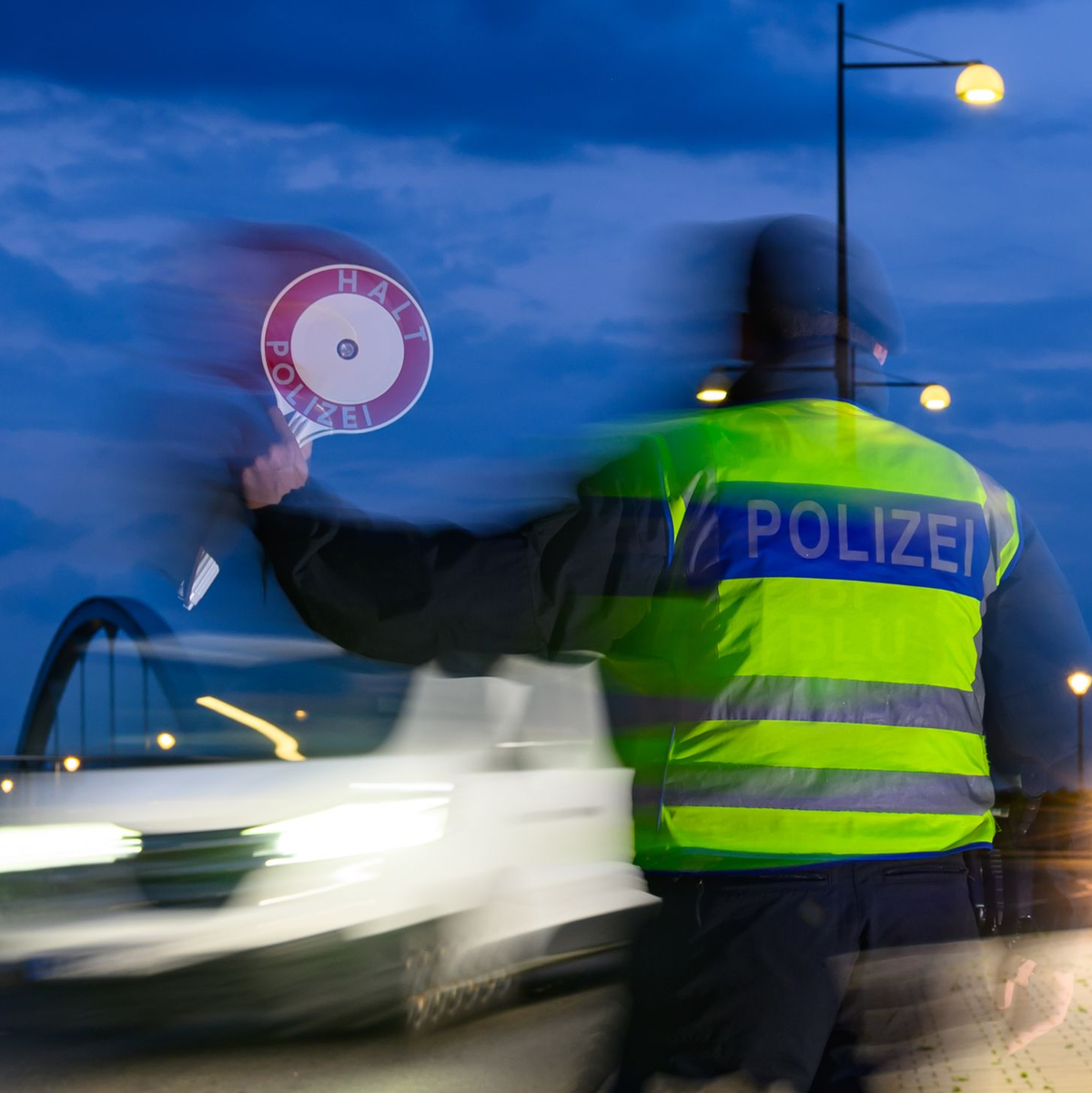 Jetzt wird auf beiden Seiten der Grenze kontrolliert. - Foto: Patrick Pleul/dpa