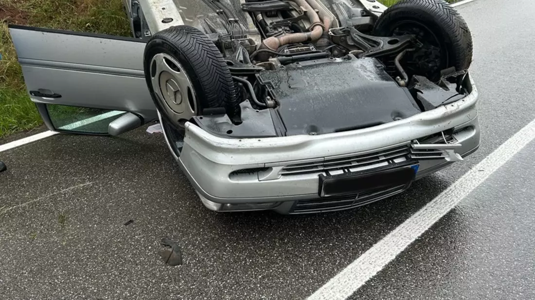 POL-PDLD: Auto landet auf Dach - Bild: presseportal.de