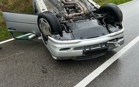 POL-PDLD: Auto landet auf Dach - Foto: presseportal.de