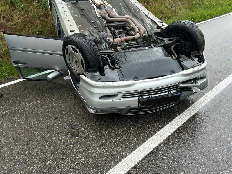 POL-PDLD: Auto landet auf Dach - Foto: presseportal.de
