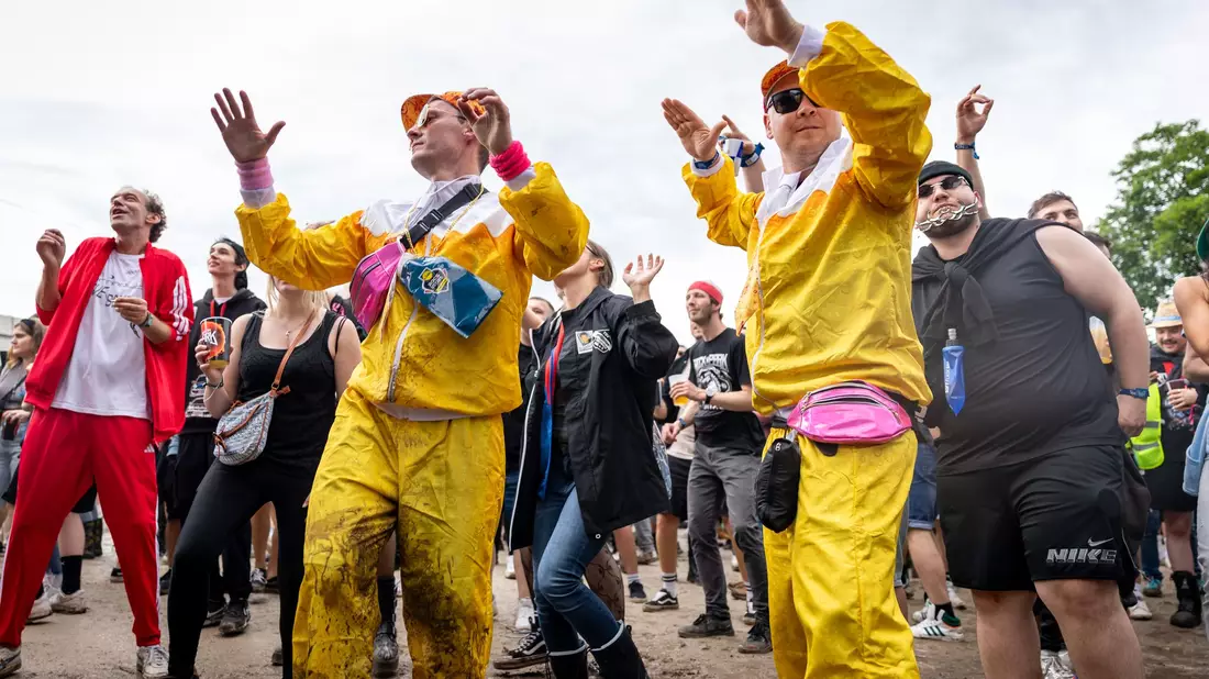 Nach dem vielen Regen tanzten viele Fans im Matsch. - Bild: Daniel Karmann/dpa