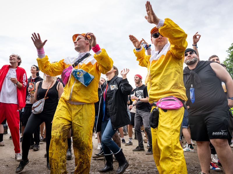 Nach dem vielen Regen tanzten viele Fans im Matsch. - Foto: Daniel Karmann/dpa