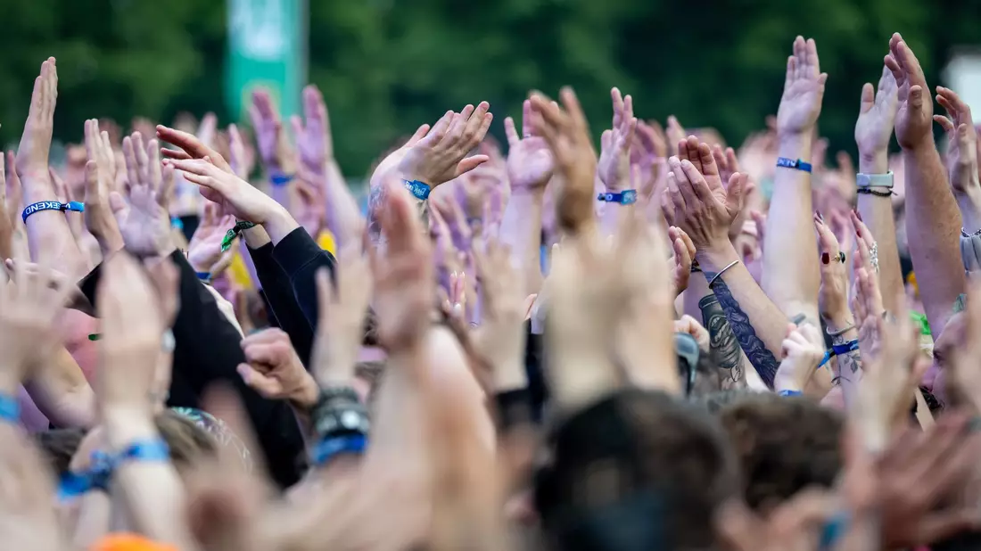 Trotz des Wetters ließen sich die Besucherinnen und Besucher die Laue nicht verderben.  - Bild: Daniel Karmann/dpa