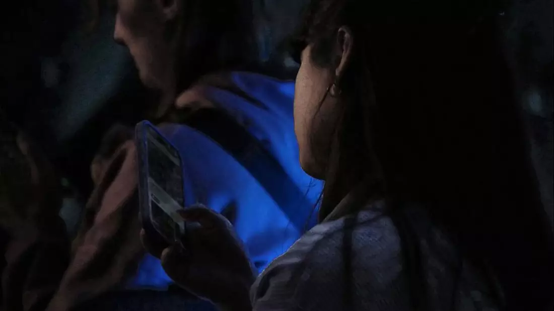 Junge Frau mit Smartphone (Archiv) - Bild: über dts Nachrichtenagentur