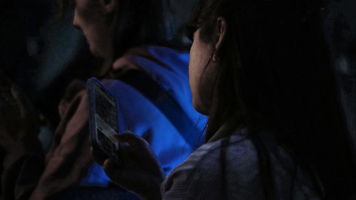 Junge Frau mit Smartphone (Archiv) - Foto: über dts Nachrichtenagentur