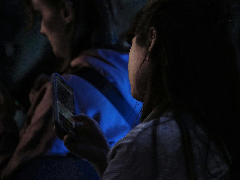 Junge Frau mit Smartphone (Archiv) - Foto: über dts Nachrichtenagentur