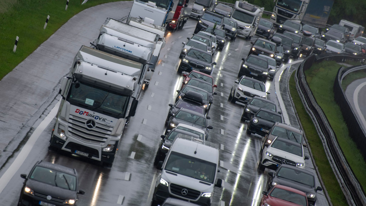 Volle Fahrbahnen auf der A8 in Richtung Süden.  - Foto: Stefan Puchner/dpa