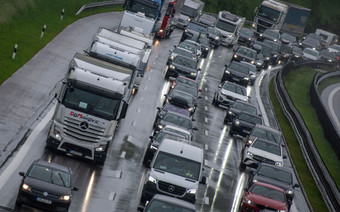Volle Fahrbahnen auf der A8 in Richtung Süden.  - Foto: Stefan Puchner/dpa