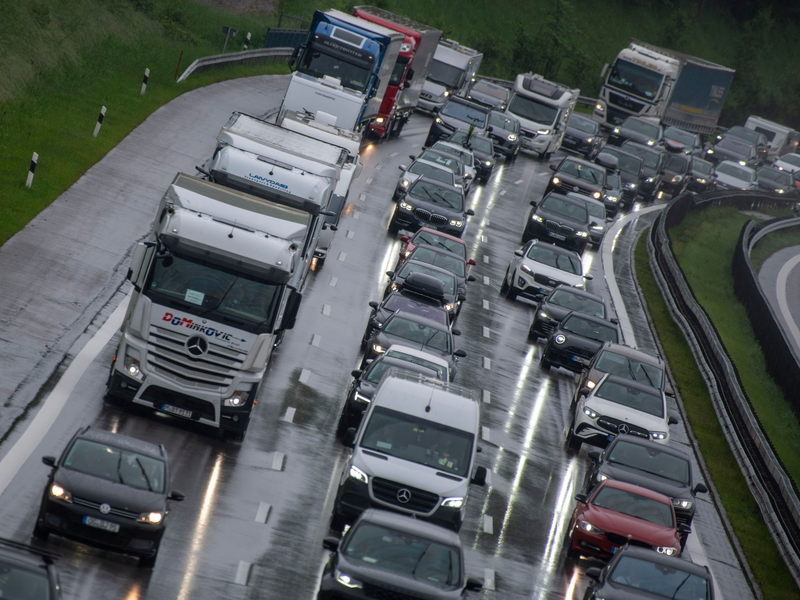 Volle Fahrbahnen auf der A8 in Richtung Süden.  - Foto: Stefan Puchner/dpa