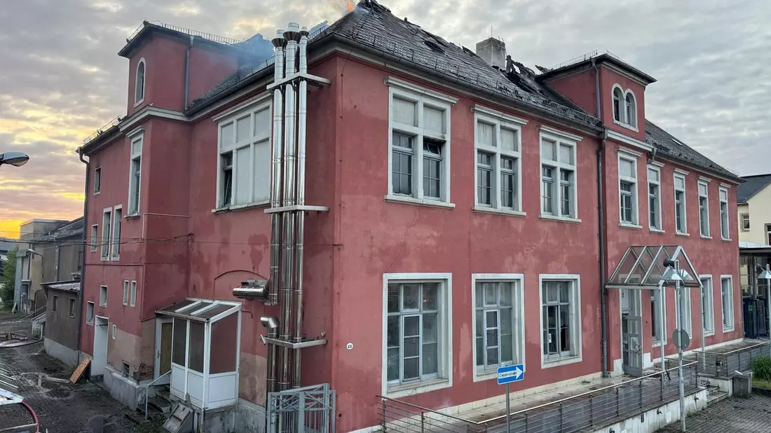 FW Dresden: Großbrand in der ehemaligen Staatsoperette - Einsatz erfolgreich beendet - Bild: presseportal.de