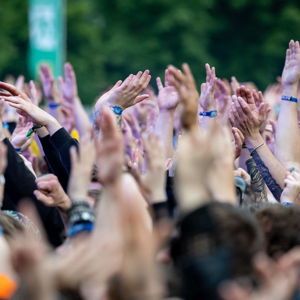Trotz des Wetters ließen sich die Besucherinnen und Besucher die Laue nicht verderben.  - Foto: Daniel Karmann/dpa