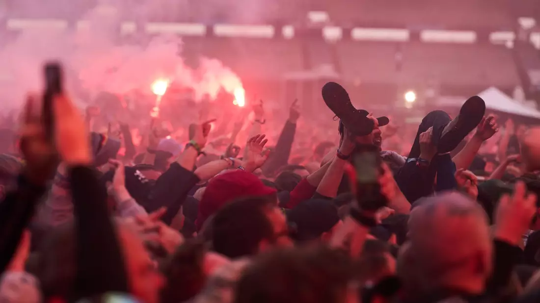 Die Fans freuen sich auf Festivaltag Nummer zwei. - Bild: Sascha Ditscher/dpa