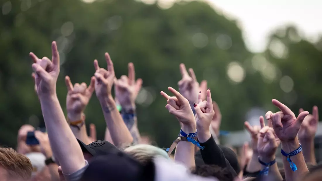 Die Rettungskräfte haben in diesem Jahr deutlich mehr Einsätze - eben weil deutlich mehr Menschen auf dem Festival sind.  - Bild: Daniel Karmann/dpa