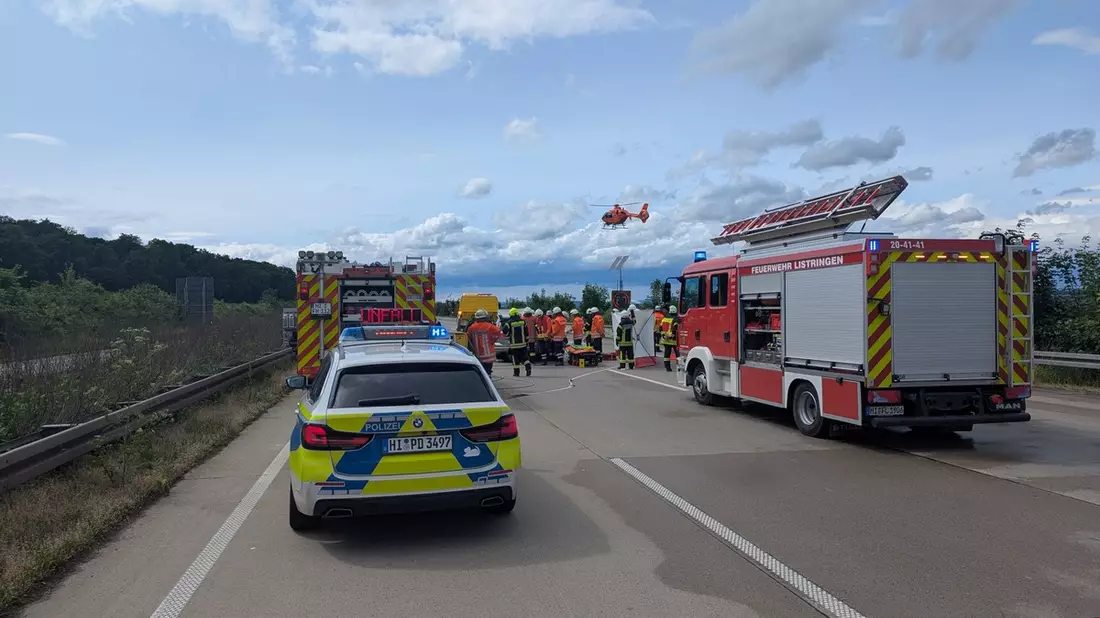 POL-HI: Verkehrsunfall mit drei beteiligten Fahrzeugen und einer leicht und schwer verletzten Person - Bild: presseportal.de