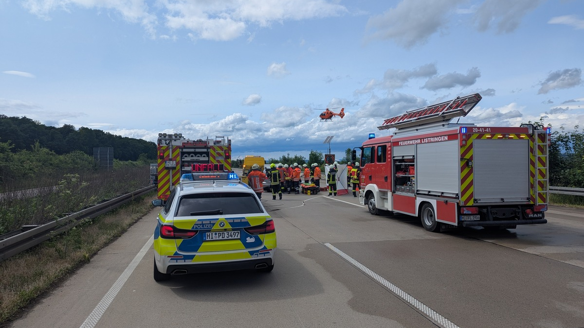 POL-HI: Verkehrsunfall mit drei beteiligten Fahrzeugen und einer leicht und schwer verletzten Person - Foto: presseportal.de