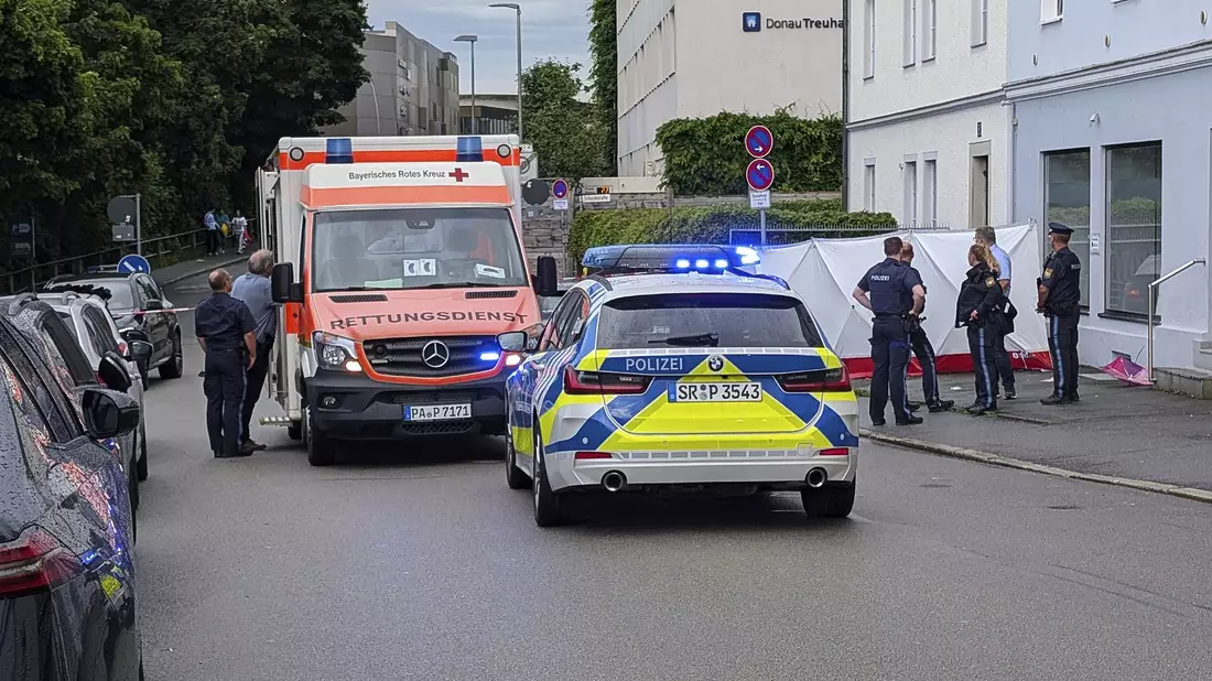 Mindestens fünf Menschen wurden verletzt ins Krankenhaus gebracht.  - Bild: Markus Zechbauer/Zema Medien/dpa