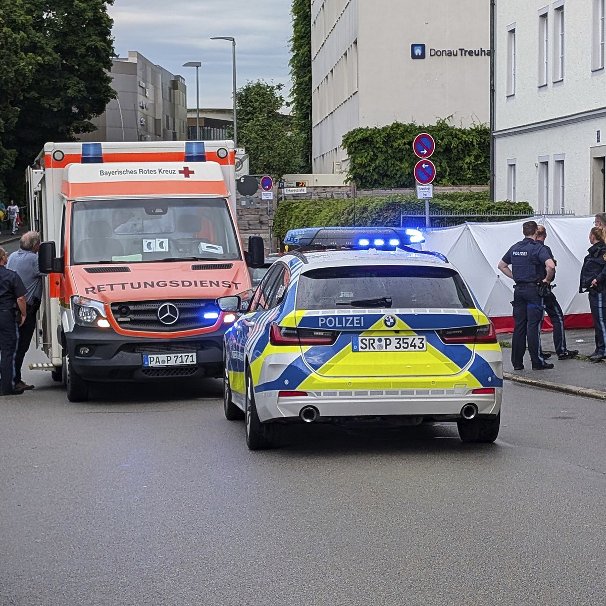 Ein Auto ist in Passau in eine Menschengruppe gefahren. - Foto: Markus Zechbauer/Zema Medien/dpa