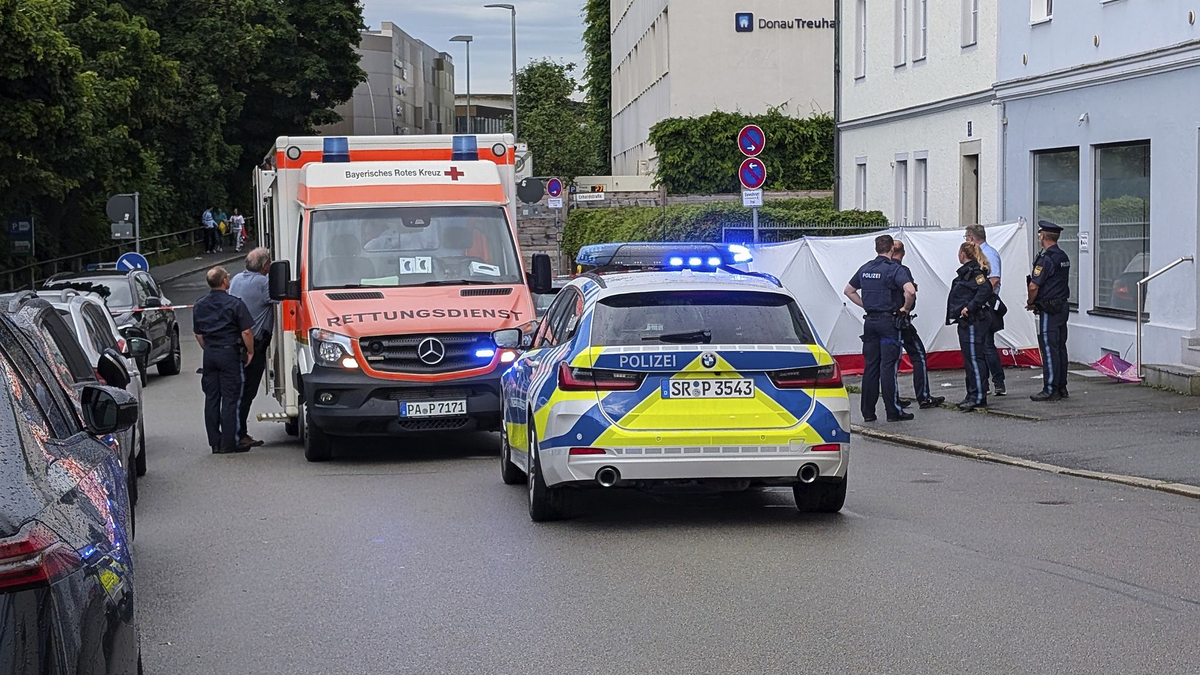 Ein Auto ist in Passau in eine Menschengruppe gefahren.  - Foto: Markus Zechbauer/Zema Medien/dpa
