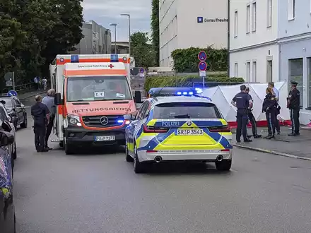 Ein Auto ist in Passau in eine Menschengruppe gefahren. - Foto: Markus Zechbauer/Zema Medien/dpa
