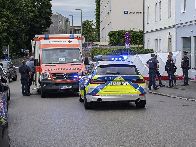 Mindestens fünf Menschen wurden verletzt ins Krankenhaus gebracht.  - Foto: Markus Zechbauer/Zema Medien/dpa