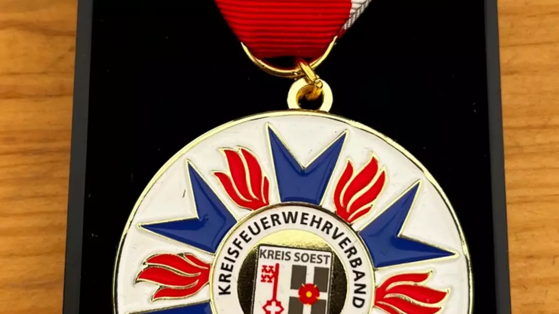 FW Kreis Soest: Delegiertenversammlung des Kreisfeuerwehrverbandes in Rüthen- höchste Auszeichnung für 2 Feuerwehrangehörige - Bild: presseportal.de