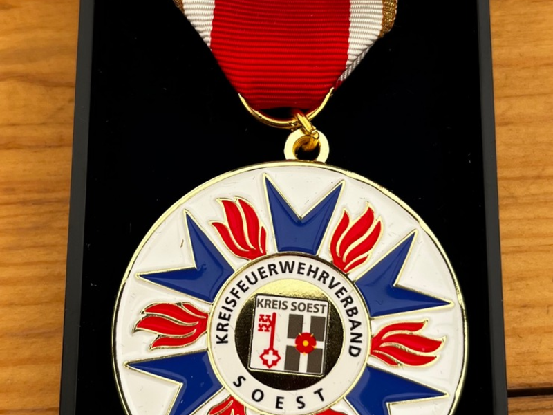 FW Kreis Soest: Delegiertenversammlung des Kreisfeuerwehrverbandes in Rüthen- höchste Auszeichnung für 2 Feuerwehrangehörige - Foto: presseportal.de