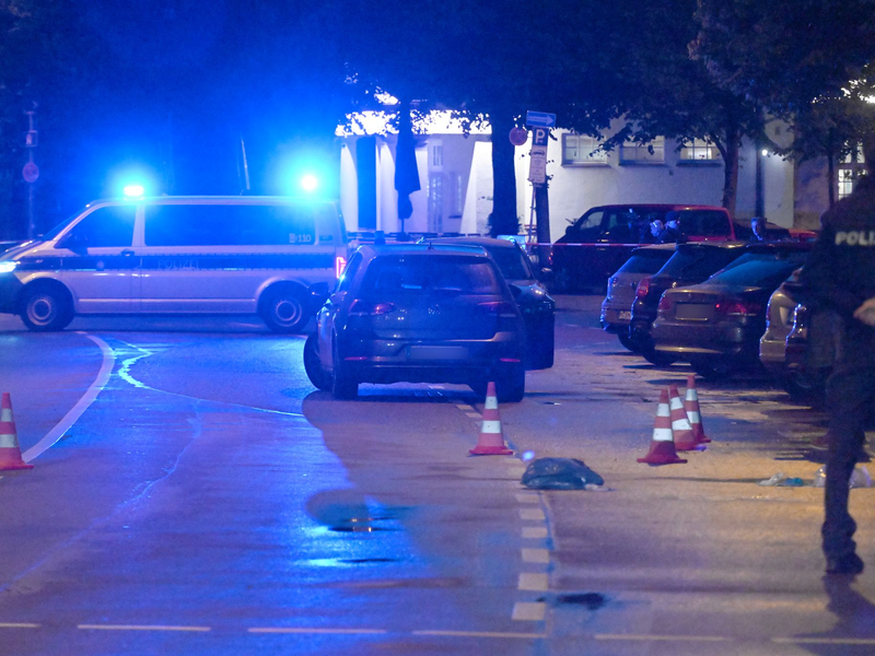 Die Polizei hat die Messerstecherin erschossen.  - Foto: Felix Hörhager/dpa