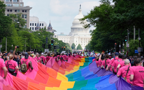 Auf dem Plakat eines Pride-Teilnehmers steht: «Diese Farben verstecken sich nicht vor Faschisten». - Foto: Mark Schiefelbein/AP/dpa Auf dem Plakat eines Pride-Teilnehmers steht: «Diese Farben verstecken sich nicht vor Faschisten». - Foto: Mark Schiefelbein/AP/dpa