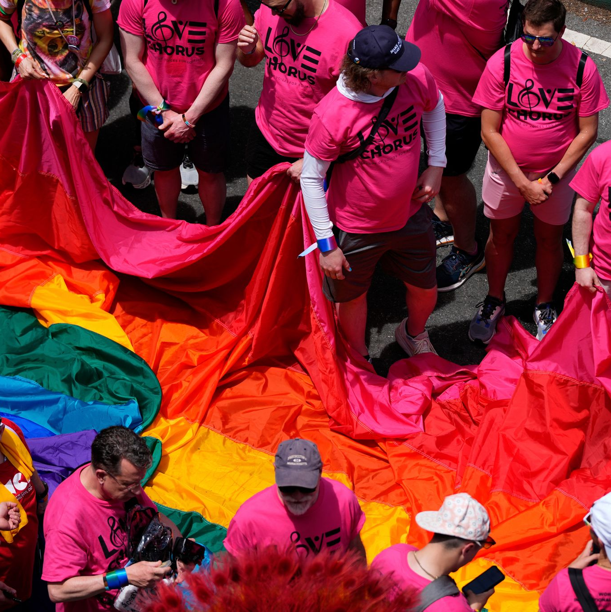 Die Regenbogenflagge ist ein Symbol der Vielfalt der LGBTQI+-Gemeinschaft. - Foto: Julia Demaree Nikhinson/AP/dpa