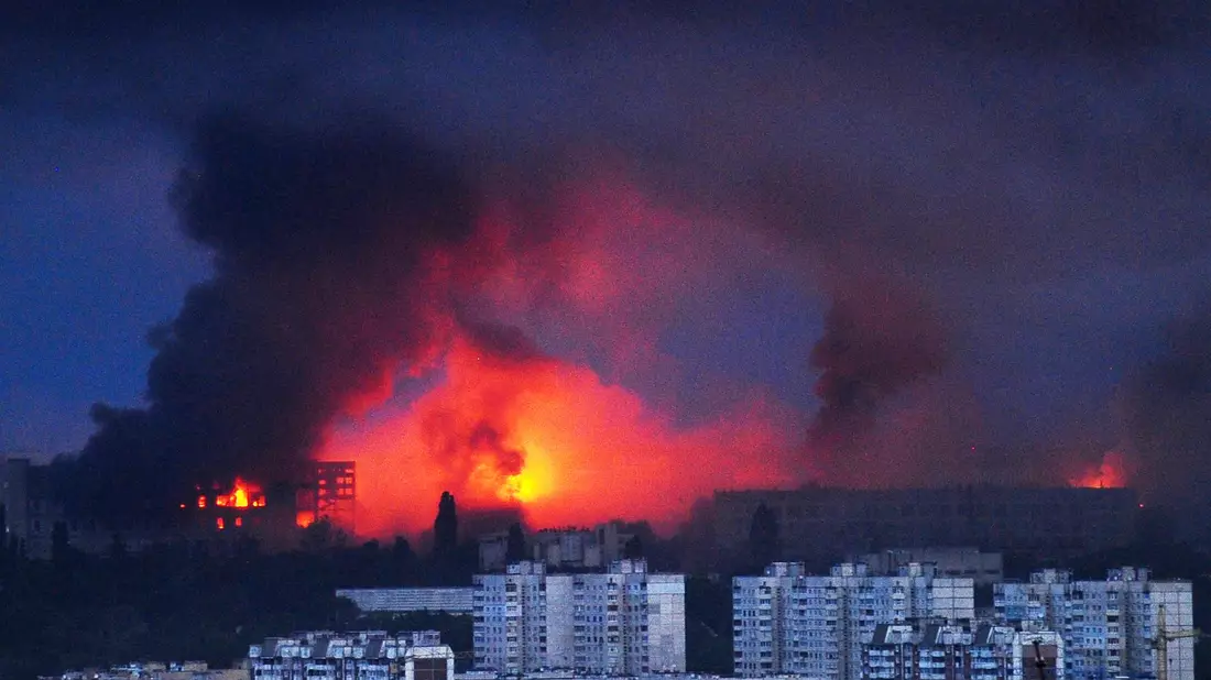 Russland hat die ostukrainische Stadt Charkiw an diesem Wochenende mit den schlimmsten Luftangriffen seit Kriegsbeginn überzogen. - Bild: Anatolii Lysianskyi/AP/dpa