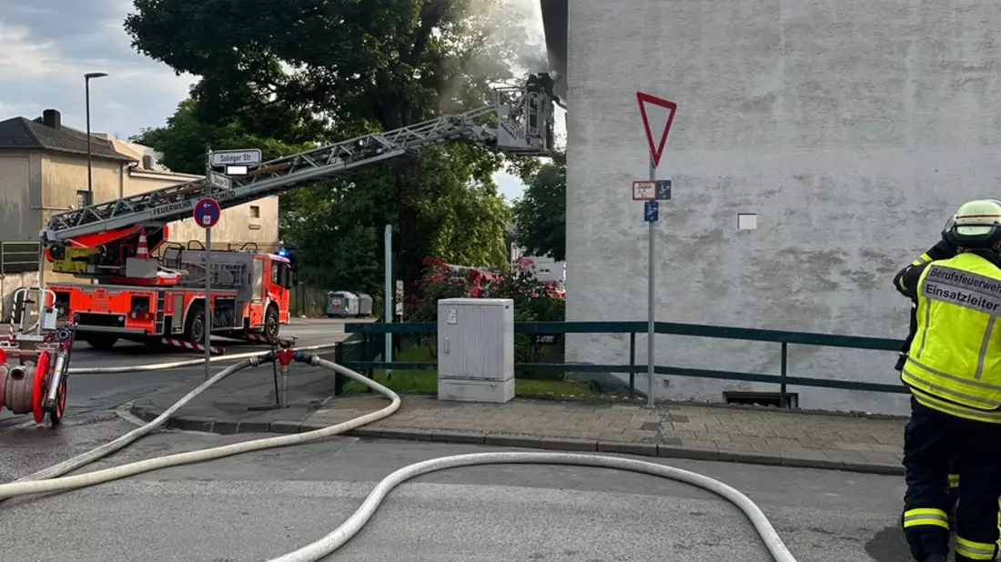 FW-RS: Zimmerbrand in Mehrfamilienhaus - Zwei Personen verletzt. - Bild: presseportal.de