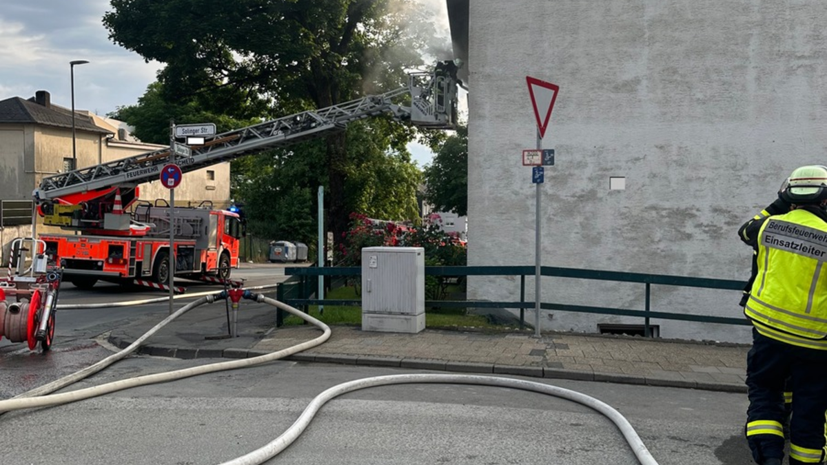 FW-RS: Zimmerbrand in Mehrfamilienhaus - Zwei Personen verletzt. - Foto: presseportal.de