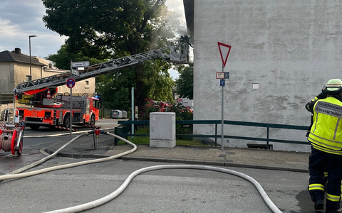 FW-RS: Zimmerbrand in Mehrfamilienhaus - Zwei Personen verletzt. - Foto: presseportal.de